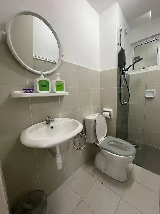 Nar'S Homestay + Free Wifi & Netflix Sepang 0*,
